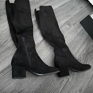 Black heel, size 9, suade